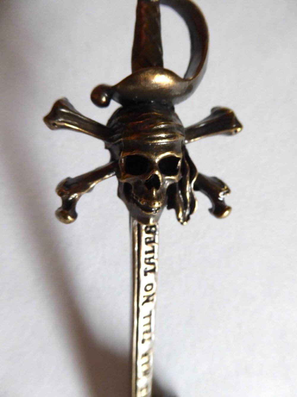 NEW VINTAGE DISNEY MAGIC KEY COLLECTION PIRATES CARIBBEAN METAL SKELETON KEY - Picture 12 of 15
